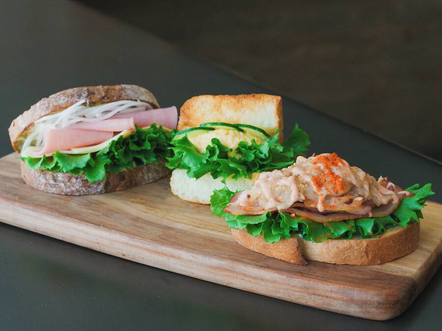 To sandwiches på en træplanke.