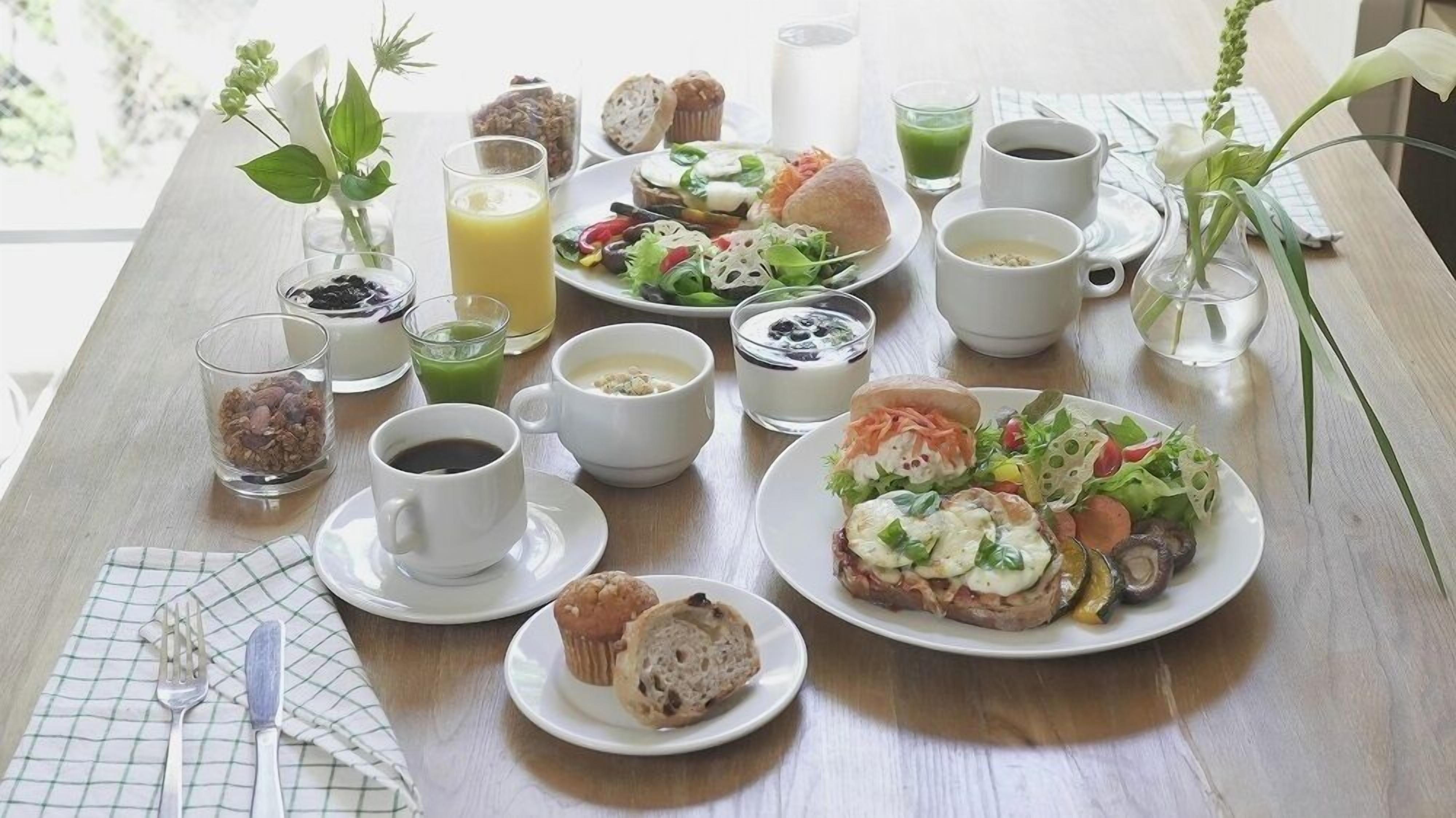 Daily buffet breakfast (JPY 2000 per person)