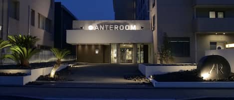 Voorkant accommodatie - avond/nacht