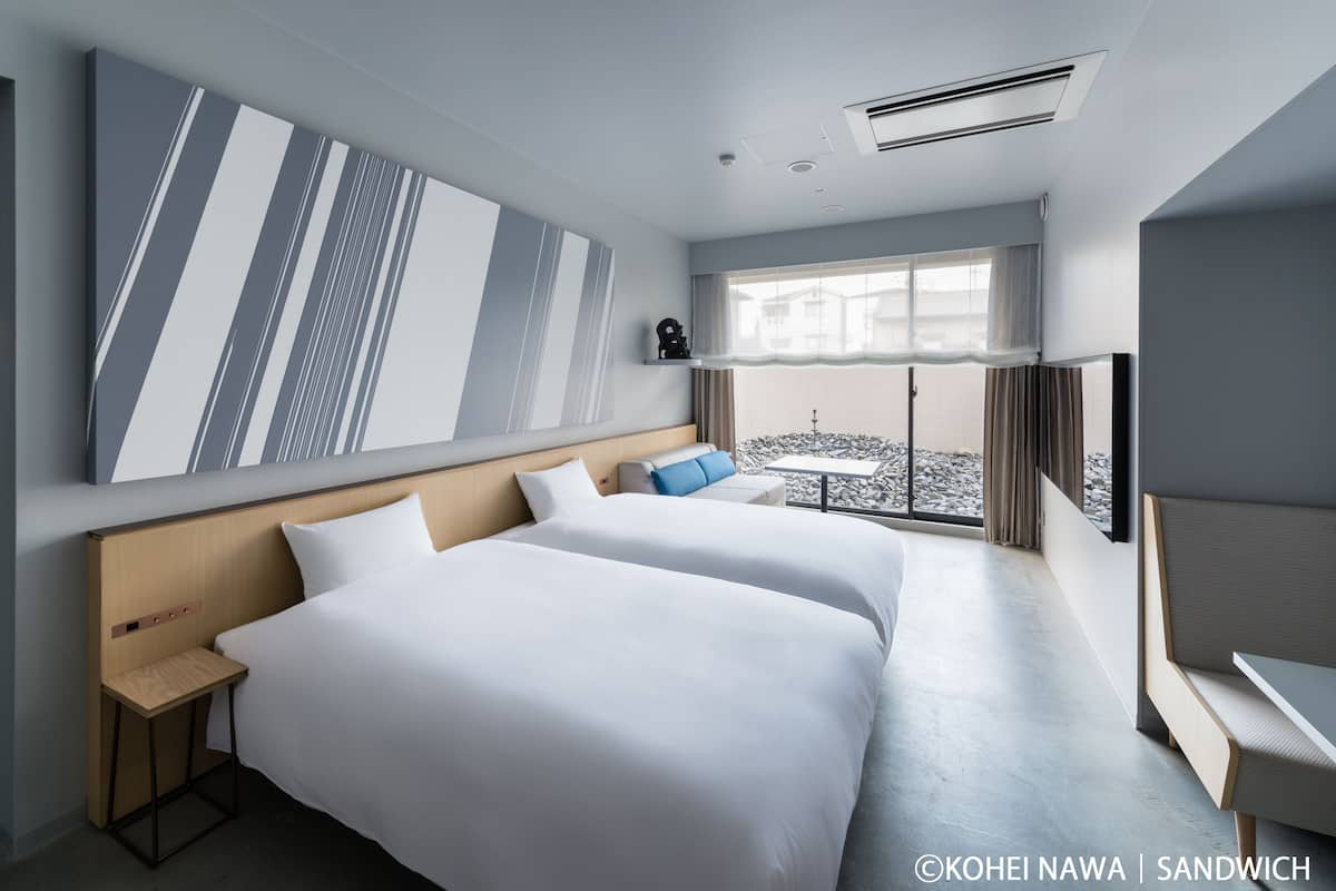 Deluxe-Zweibettzimmer (Designed by Kohei Nawa, Wood Bath) | Schreibtisch, Verdunkelungsvorhänge, Bügeleisen/Bügelbrett