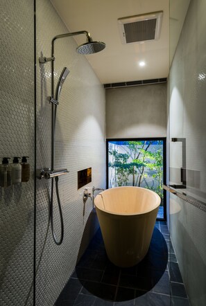 Quarto duplo, vista para o jardim | Banheiro | Produtos de toalete grátis, secador de cabelo, chinelos 