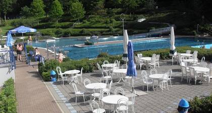 Kaunis lomamökki kuudelle paljon ekstroja