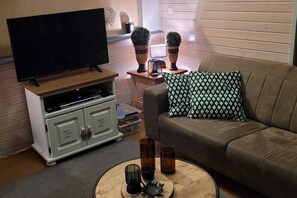 Älytelevisio, takka, DVD-soitin, pöytätennispöytä