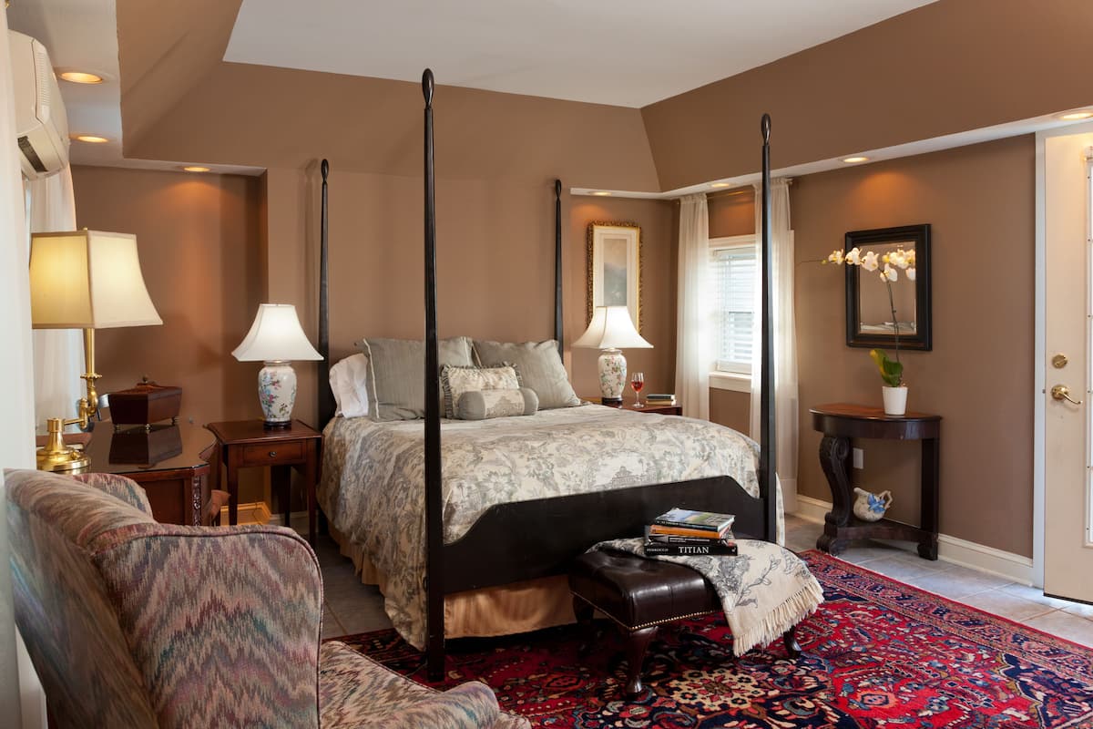 Cabin (Madison) | Individually decorated, individually furnished, free WiFi, bed sheets