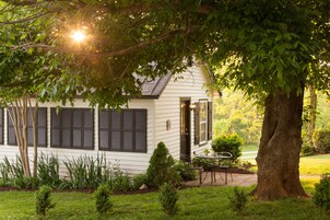 Cabin (Groom) | Individually decorated, individually furnished, free WiFi, bed sheets