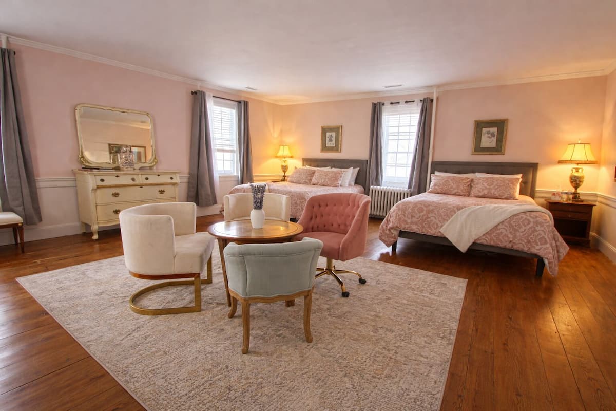 Mr. Jefferson's Suite | Bathroom | Hair dryer, towels