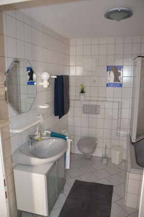 Hiustenkuivaaja, pyyhkeet, vessapaperi