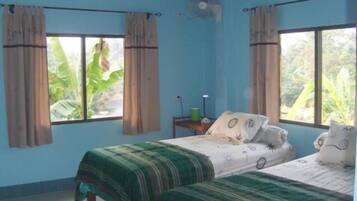 Tabla de planchar con plancha, wifi gratis y ropa de cama