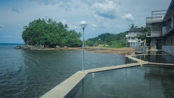 4 個室內泳池、2 個室外泳池