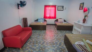 Backpacker Room for 4 | Soundproofing, bed sheets, wheelchair access