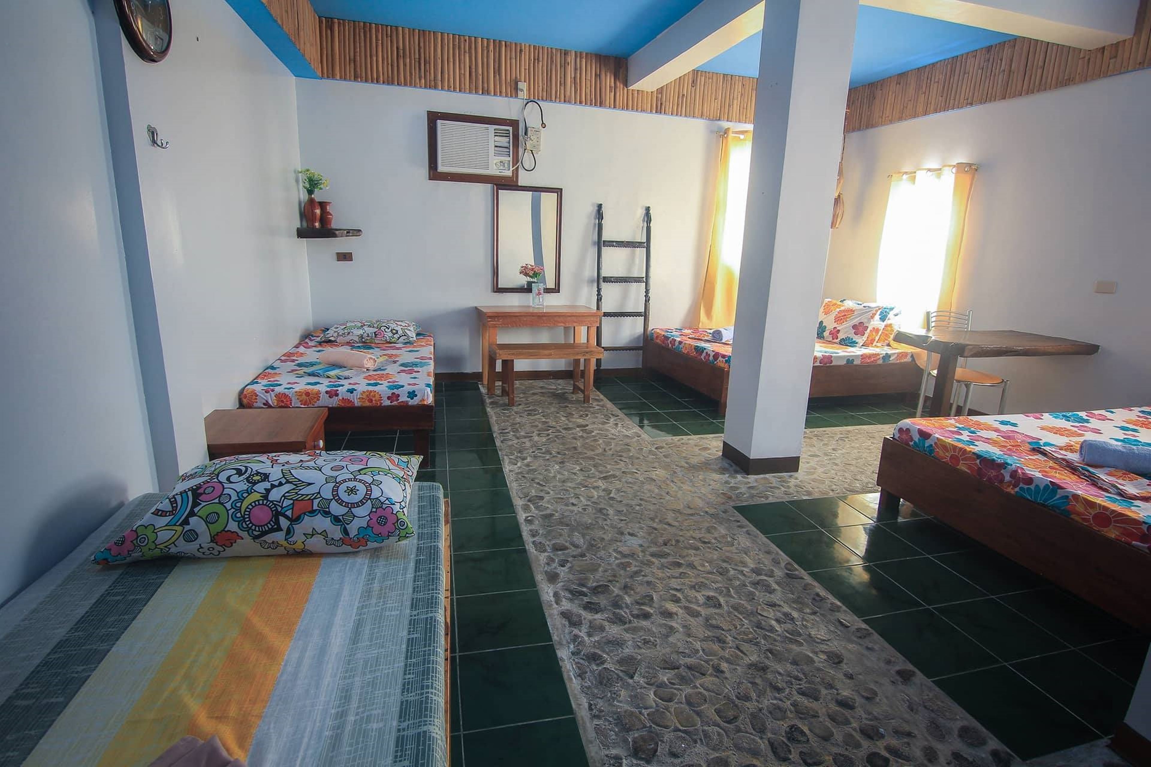 backpacker room for 4 | soundproofing, bed sheets, wheelchair access