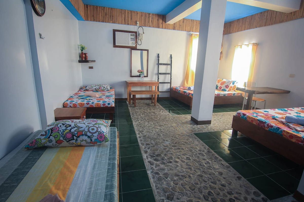 backpacker room for 4 | soundproofing, bed sheets, wheelchair access