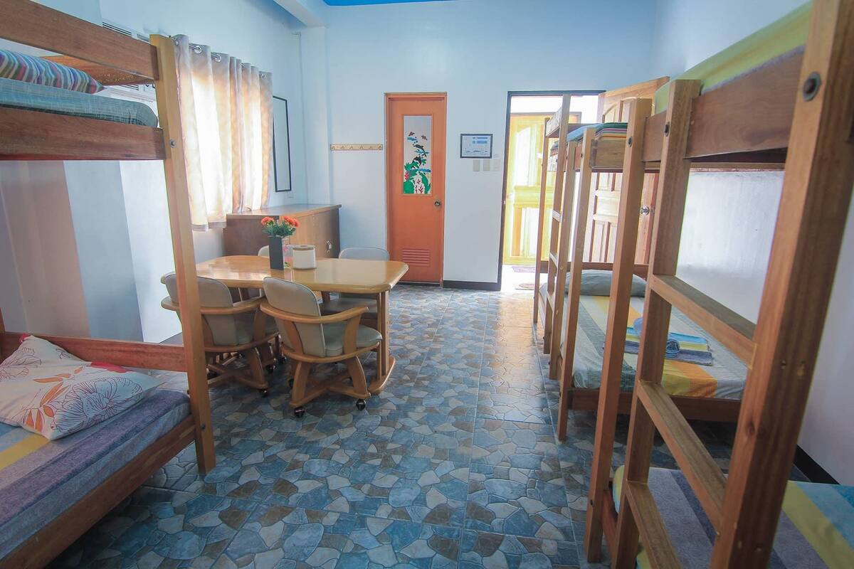 backpacker room for 7 | soundproofing, bed sheets, wheelchair access