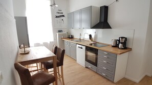 Fridge, microwave, oven, stovetop - Greifswalder Str. · NEW P'Berg HotSpot Boxspringbeds 145 sqm (Bezirk Pankow)