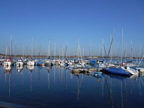 Ein Yachthafen mit mehreren Segelbooten, die vertäut sind.