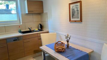 Fridge, microwave, stovetop, dishwasher