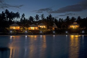 Depan hartanah - siang/malam