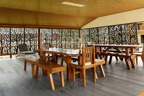 Sarapan dan makan malam dihidangkan 