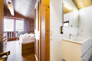 Een strijkplank/strijkijzer, gratis wifi, beddengoed