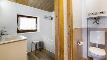 Badewanne, Handtücher, Seife, Toilettenpapier