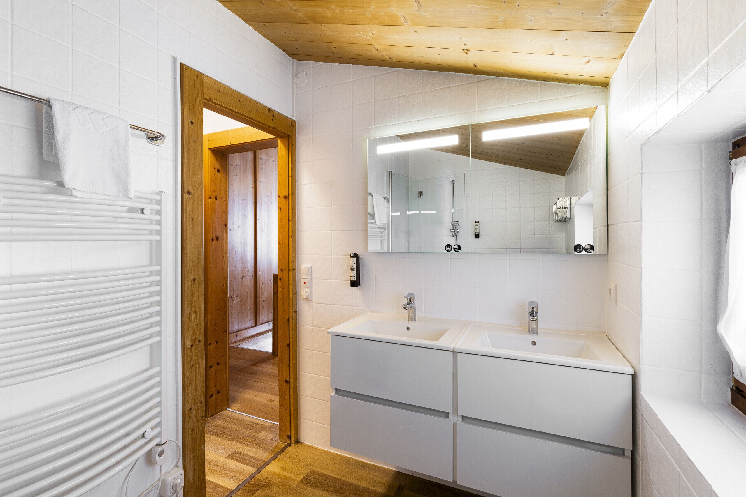 Vasca, asciugamani, sapone, carta igienica