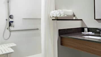 Un baño moderno con ducha, inodoro y lavamanos.