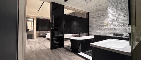 Habitación estándar doble (Standard Double Room) | Servicios del cuarto de baño | Ducha, cabezal de ducha tipo lluvia, secador de pelo y zapatillas