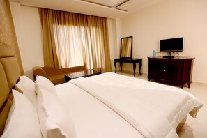 Executive Room, 1 Queen Bed, Accessible, Non Smoking | In-room safe, blackout curtains, iron/ironing board, bed sheets
