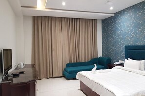 Executive Room, 1 Queen Bed, Accessible, Non Smoking | In-room safe, blackout curtains, iron/ironing board, bed sheets