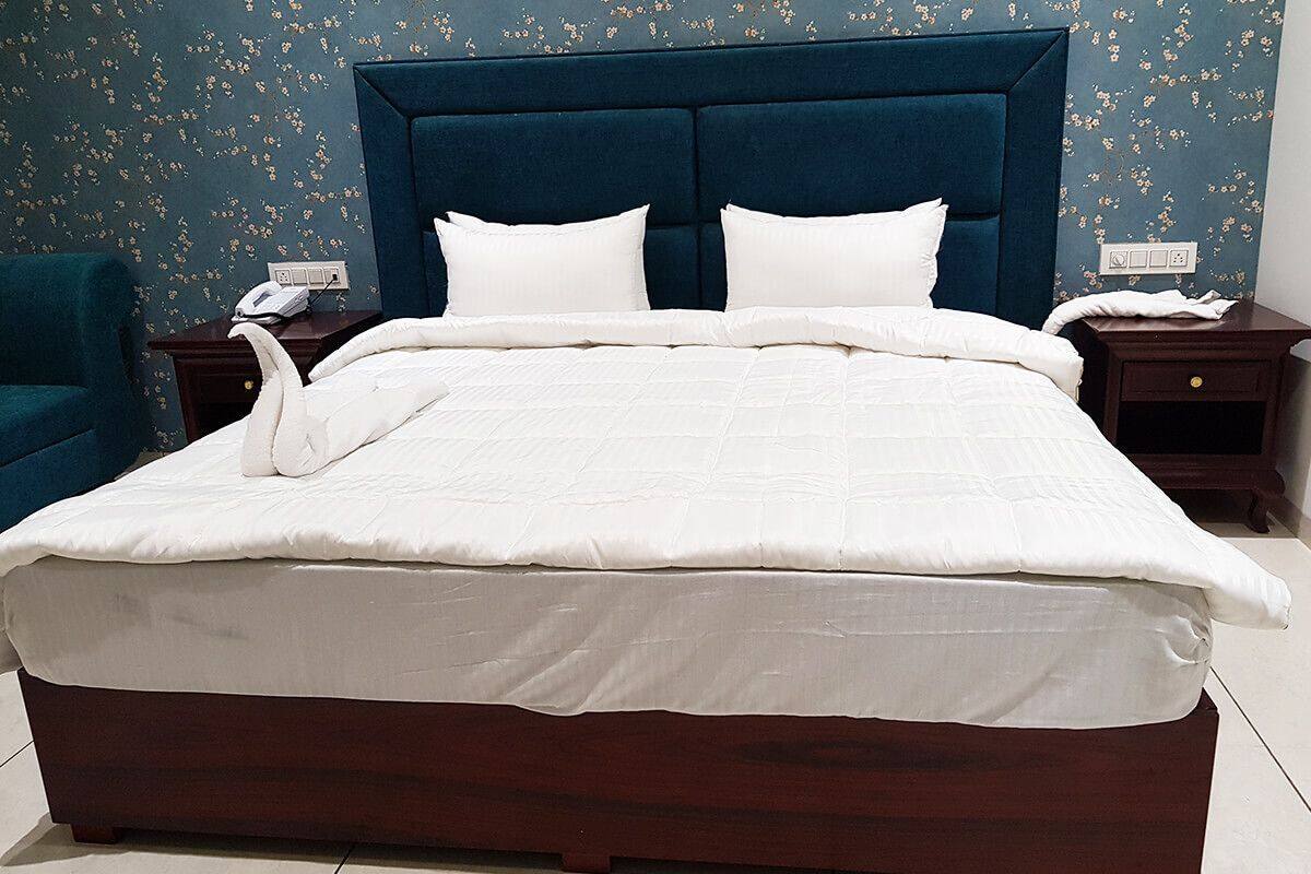 Executive Room, 1 Queen Bed, Accessible, Non Smoking | In-room safe, blackout curtains, iron/ironing board, bed sheets