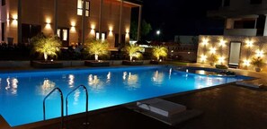 15 outdoor pools, open 7:00 AM to 8:00 PM, pool umbrellas, pool loungers