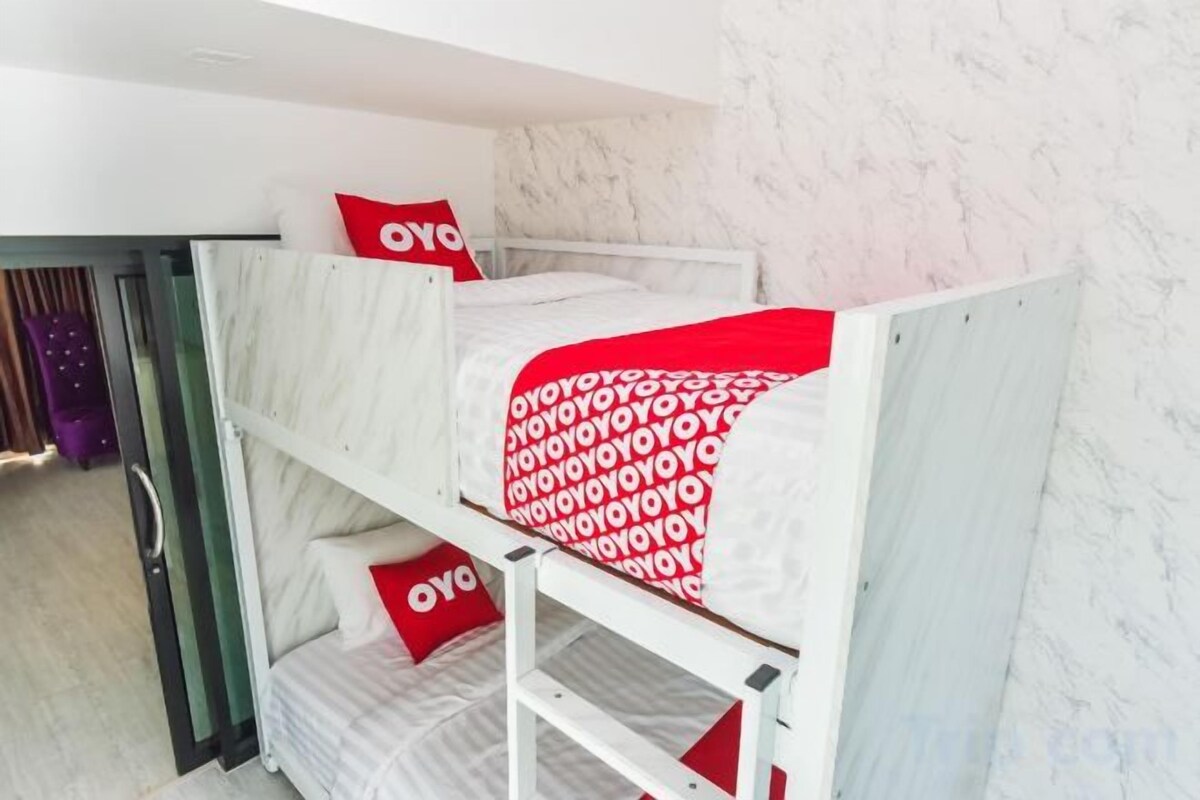 Escritorio, wifi gratis, ropa de cama