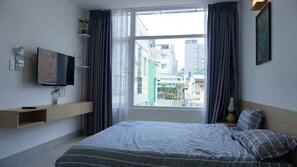 Desk, iron/ironing board, free WiFi, bed sheets - Ken's Home (Ho Chi Minh City)