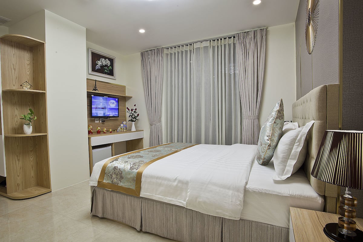 Seprai premium, minibar, brankas, dan meja kerja