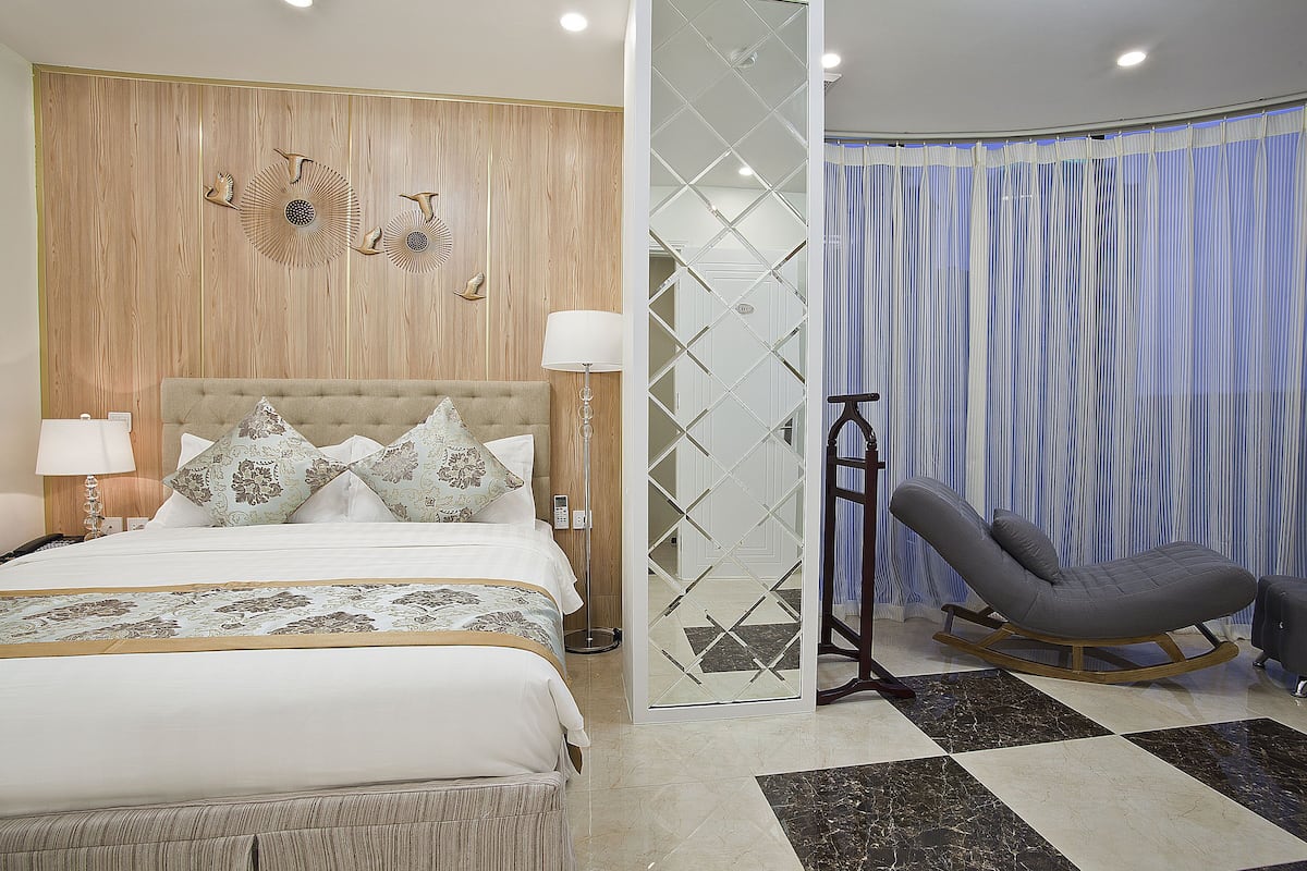 Seprai premium, minibar, brankas, dan meja kerja