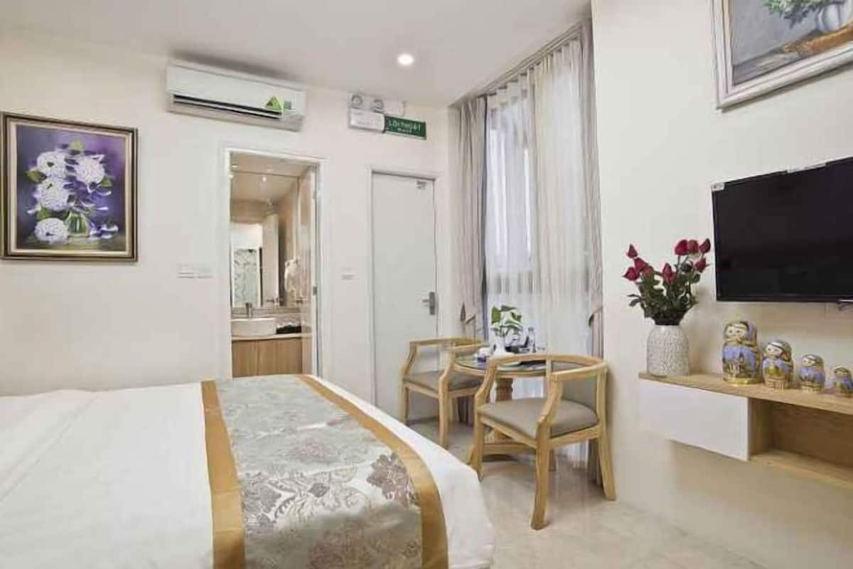 Seprai premium, minibar, brankas, dan meja kerja