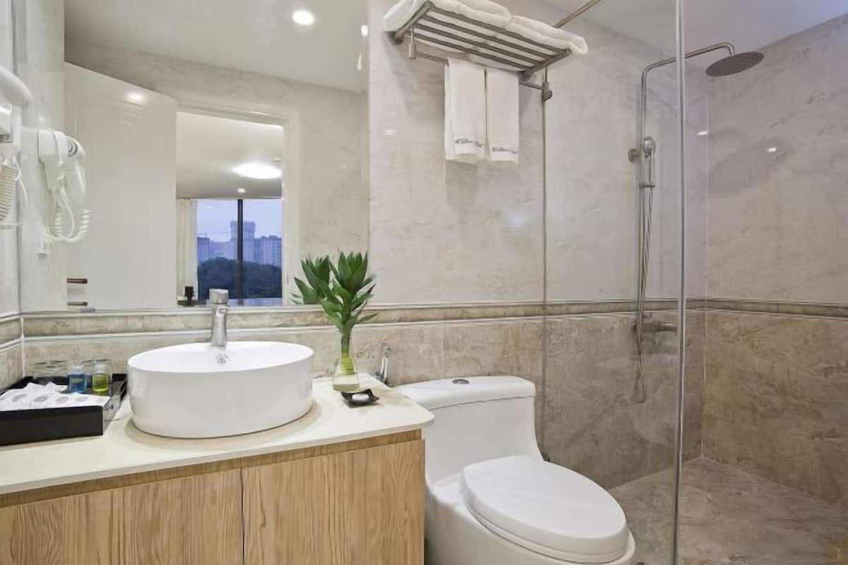 Kamar mandi | Shower pijat air, perlengkapan mandi gratis,  dan pengering rambut