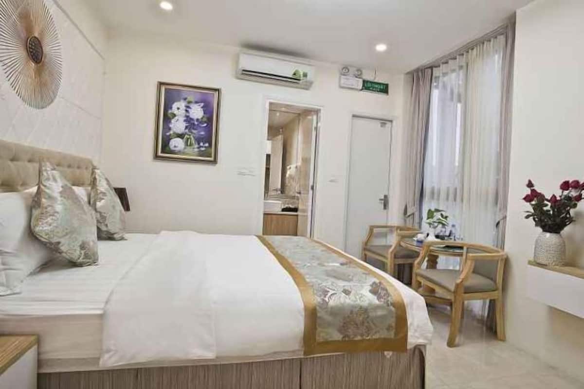 Seprai premium, minibar, brankas, dan meja kerja