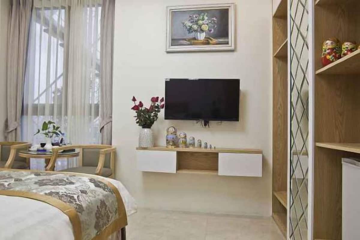 Seprai premium, minibar, brankas, dan meja kerja