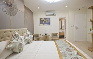 Hierova suihkupää, ilmaiset hygieniatuotteet, hiustenkuivaaja