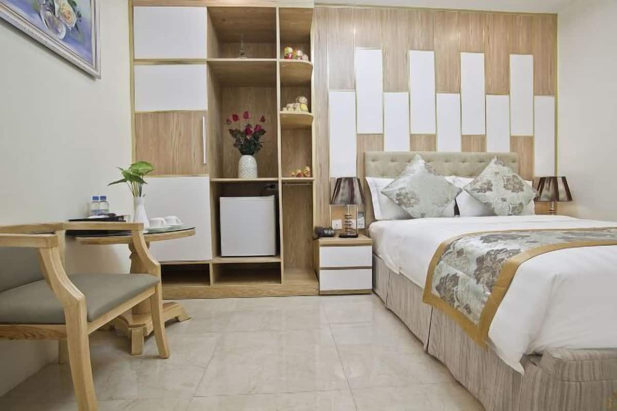 Seprai premium, minibar, brankas, dan meja kerja