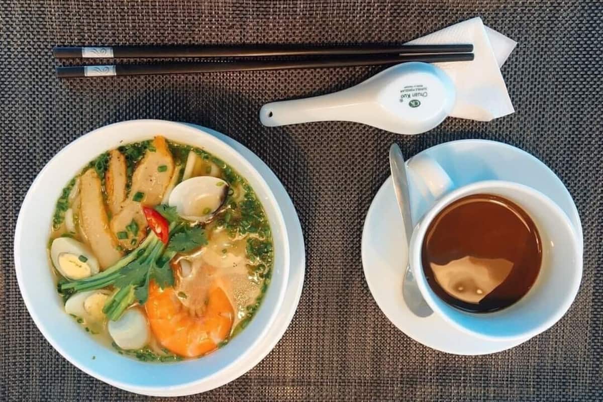 Kamar Twin Deluks | Seprai premium, minibar, brankas, dan meja kerja