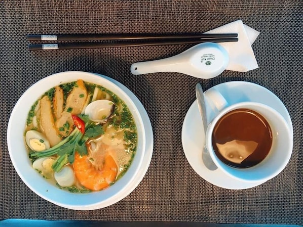 Kahden hengen deluxe-huone (kaksi sänkyä) | Ylelliset vuodevaatteet, minibaari, tallelokero huoneessa, työpöytä