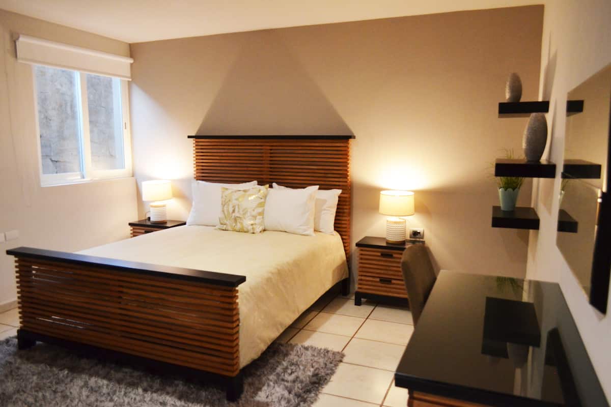 Suite, 3 Bedrooms, Non Smoking, 2 Bathrooms | Langsir/tirai gelap terus, Wi-fi percuma