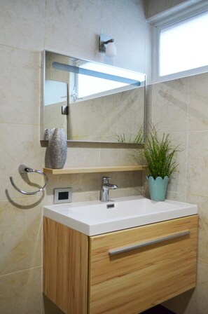 Suite, 3 kamar tidur, Bebas Asap Rokok, 2 kamar mandi | Kamar mandi | Shower, perlengkapan mandi gratis,  dan handuk