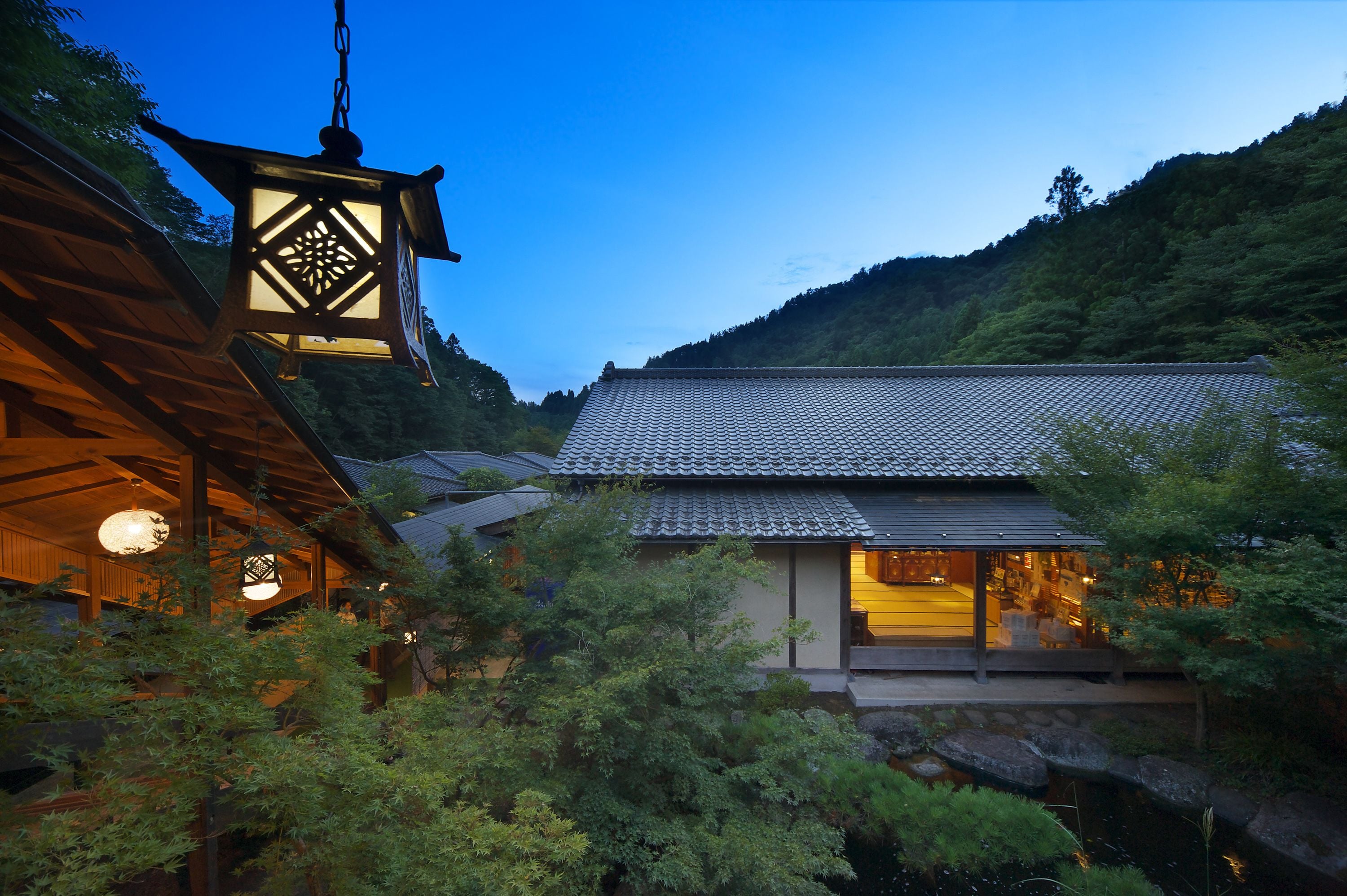 施設の正面 (日没後)