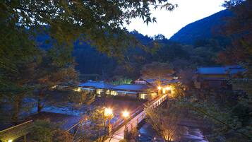 Bagian depan properti - sore/malam