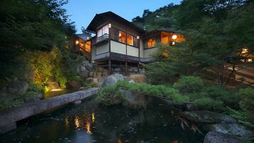 Bagian depan properti - sore/malam