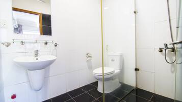 Douche, articles de toilette gratuits, sèche-cheveux, chaussons