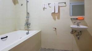 A bathroom with a bathtub, a shower, and a sink. - Man Thi Tar Hotel (Minbu)